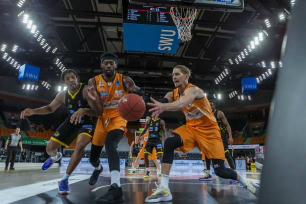 成了鲜明对 成了鲜明对