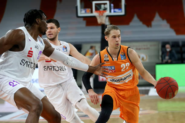 在攻防两端 在攻防两端